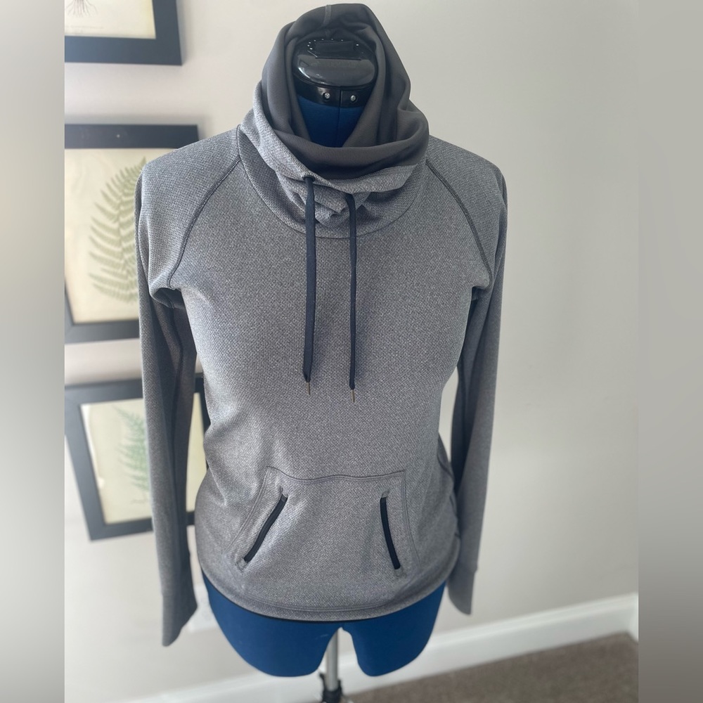 NOBLE OUTFITTERS grey crown neck, thumb holes pullover size M